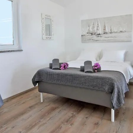 - Kornati - De 40 M2 Avec Piscine アパート *