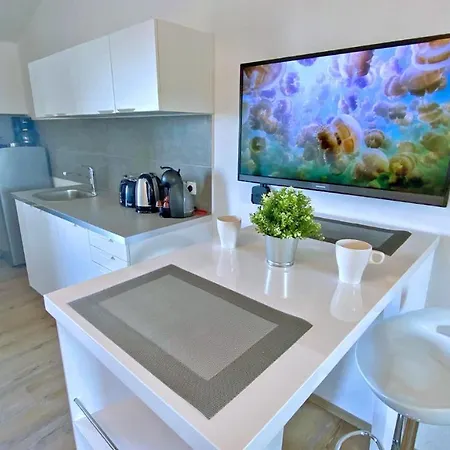 - Kornati - De 40 M2 Avec Piscine アパート *