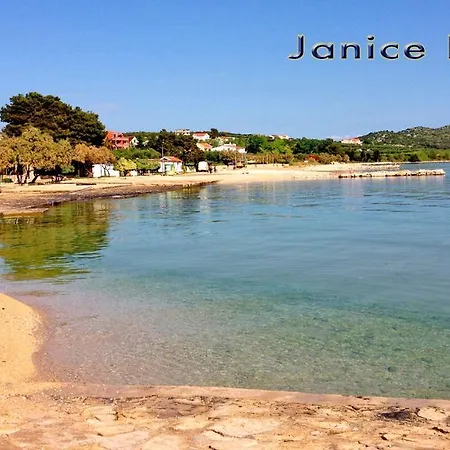 - Kornati - De 40 M2 Avec Piscine アパート